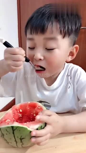 网红吃老汉瓜,夏日甜蜜瓜果,瓜香四溢引关注