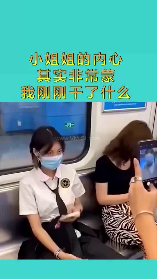 车内小姐姐吃奶,小姐姐甜蜜吃奶，传递母爱温情