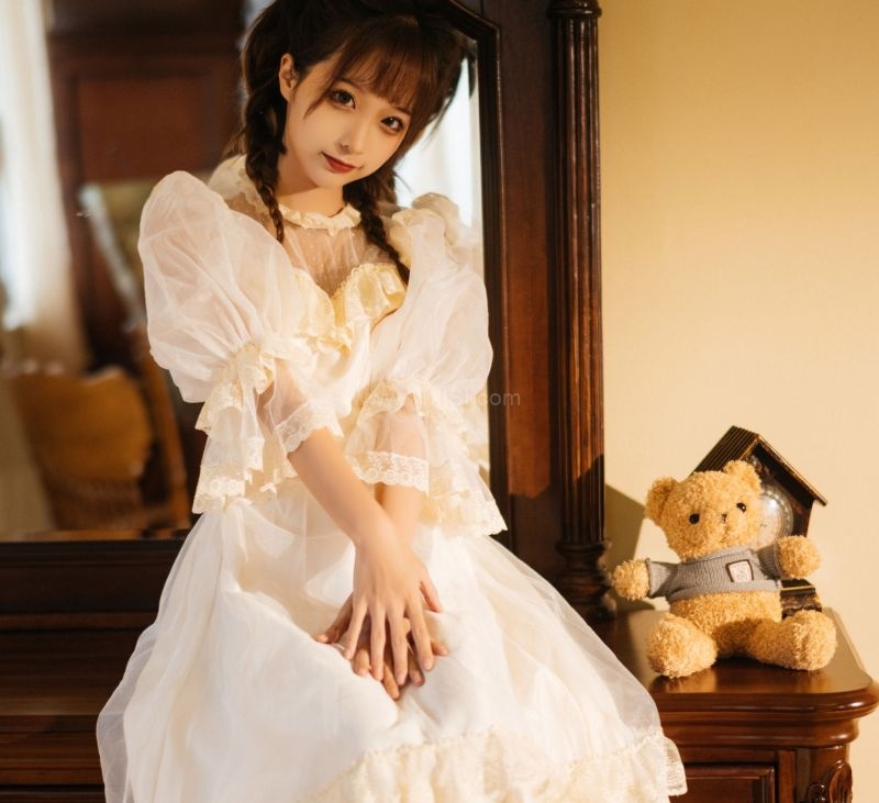 2025052607071332.jpg 蠢沫沫 – 《古着》:一场复古与现代交融的美丽演绎